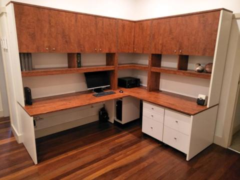 Large L-shaped Desk with above desk Hutch. Excellent Lighting und