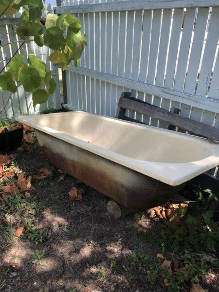 CAST IRON BATH in good order great for Cow,Horses,Goats,Trough