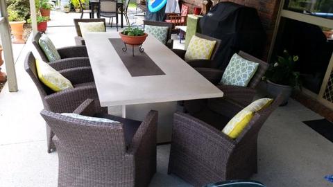 Outdoo table dining setting