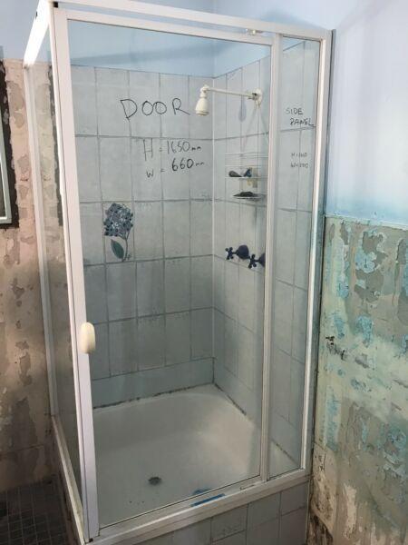 Shower screen for over 900mm x 900mm bath