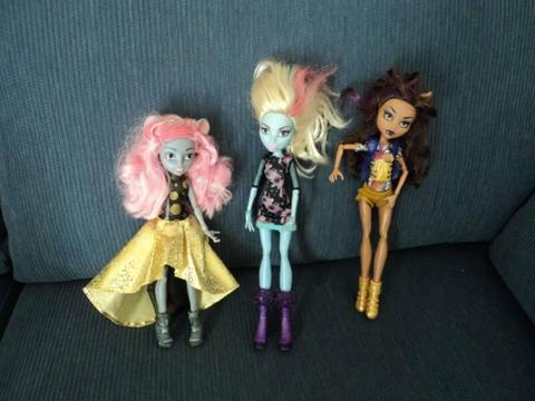 6 Monster High dolls and accessories