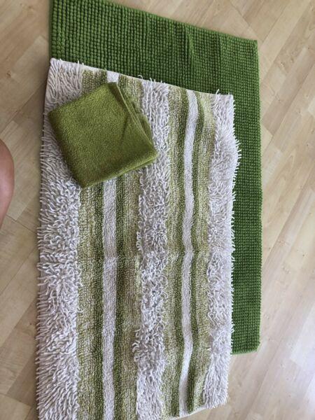 Green bathroom mat & towel