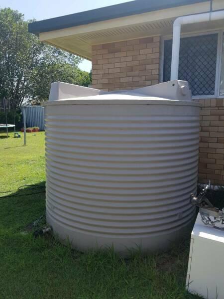 5000 Litre water tank with pump