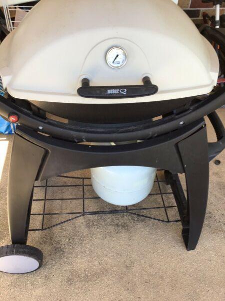 Weber Q220 high dome lid, stand,Sold pending pick up