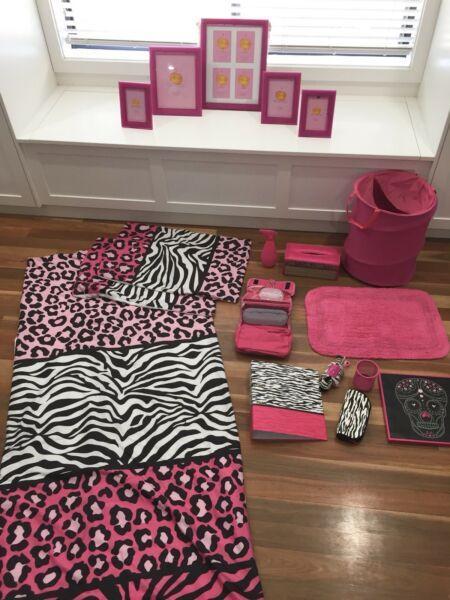 Girls double bed quilt and accessories $15 the lot