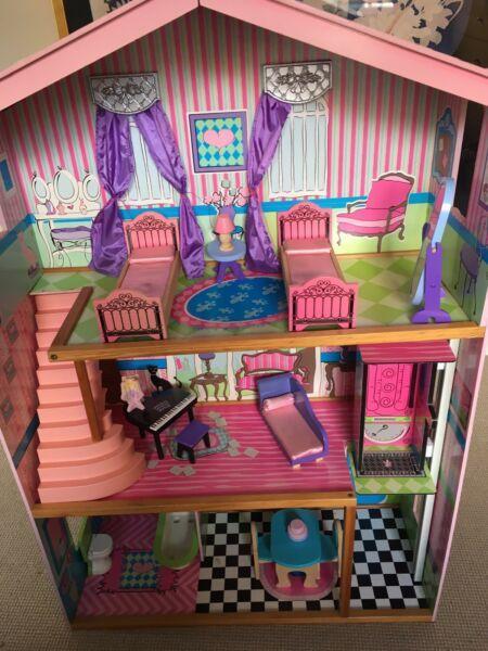 Stand-Up Children's Doll House