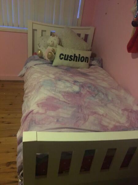 Kids single bed w/trundle *quicksale need gone*