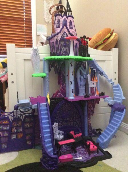 Monster High Doll House and hunk bed