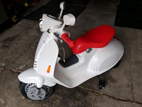 White 6v Ride on scooter