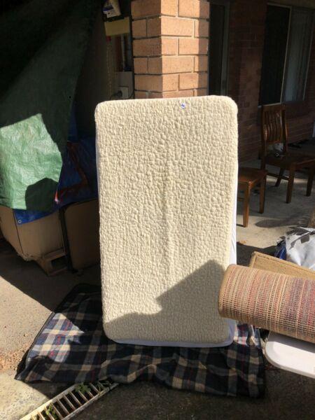 Cot mattress wool underlay