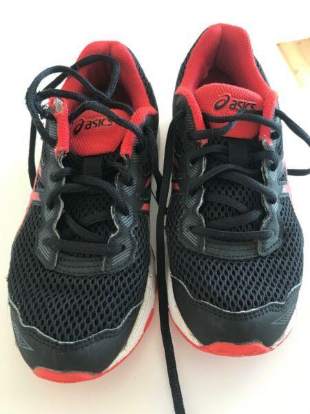 Boys runners ASICS adidas size 3 US 35 eur running shoes