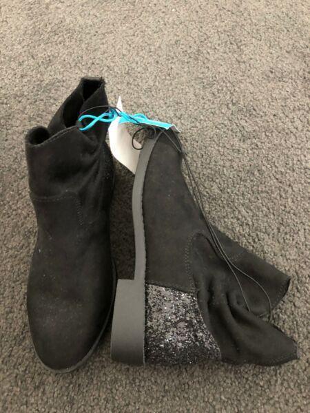 Girls new with tags black suede boots with glitter heels size 2-3