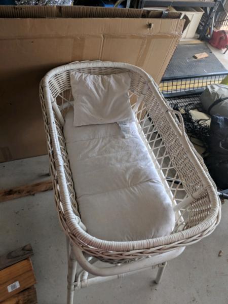 Cane/wicker bassinet/cot