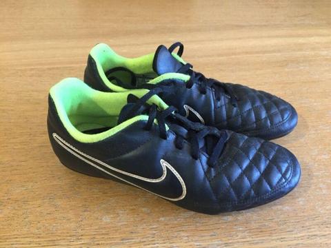 Kids Nike Soccer Boots ⚽️ size 4 US Great