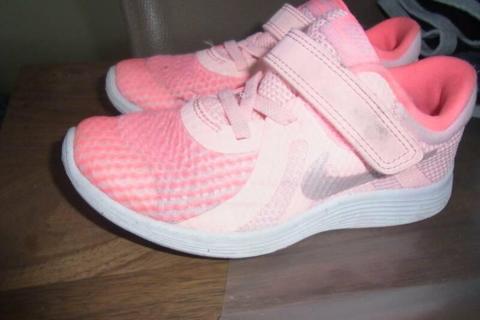 girls shoes us 10c/uk 9.5 Pink Nike shoes for small child