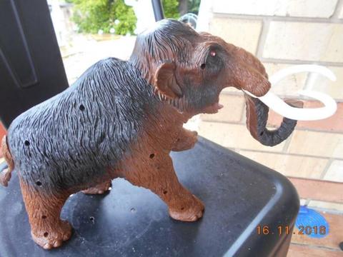 BATTERY OPERATED TOY MAMMOTH