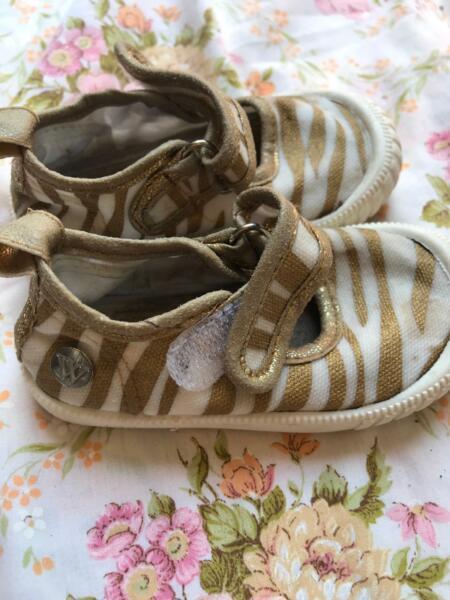 Baby girl Walnut shoes size 21