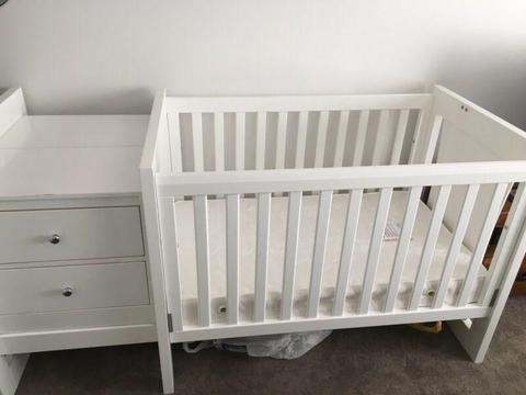 Cot change table toddler bed ( make a offer )