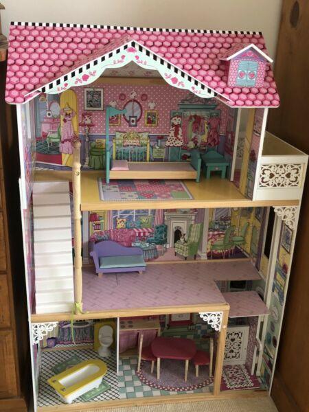 Doll house with elevator