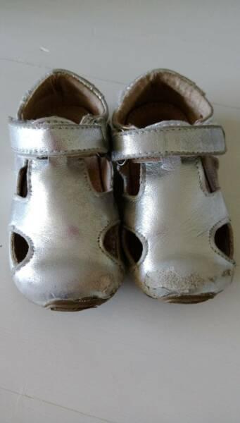 Skeanie Sunday Sandals Silver - Size 22