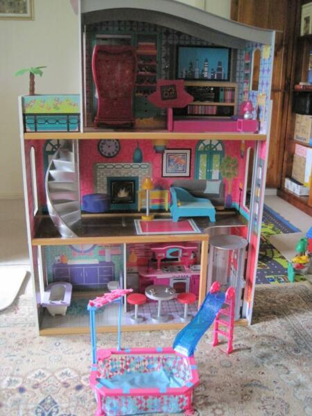 Barbie house and pool