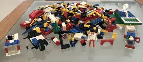 Over 1000 LEGO pieces