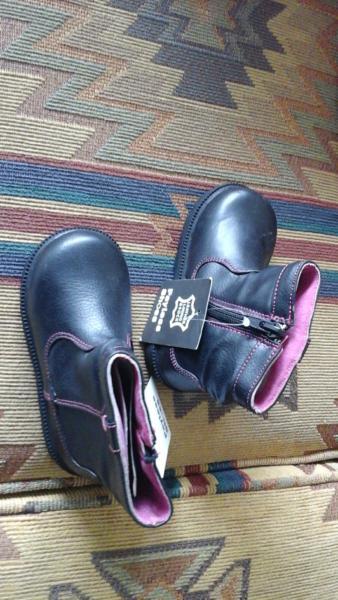 Girls boots size 7 new