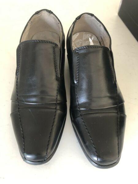 Boys size 13 Julian Marlow leather shoes