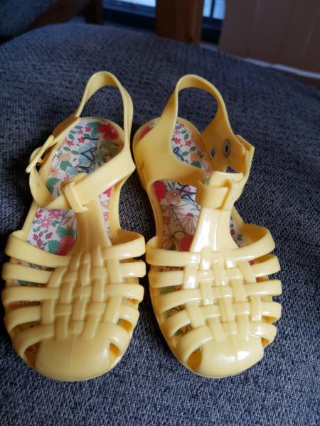 Size 7 little girls shoes