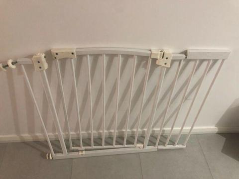 Child safety gate with extension - fits 92cm to 100cm