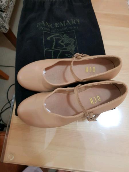 Bloch tap shoes.(size 5.5) hardly used
