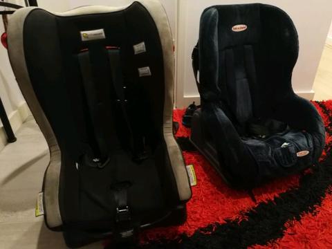 2 car seats in good conditions