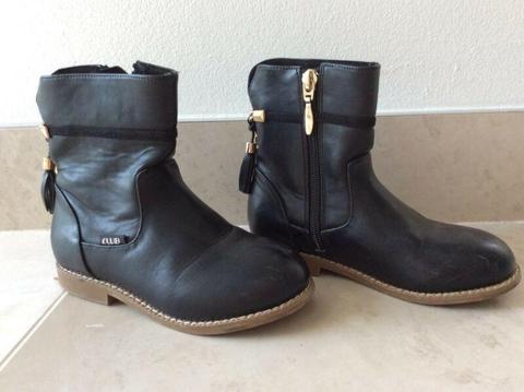 Girls' black boots with tassels