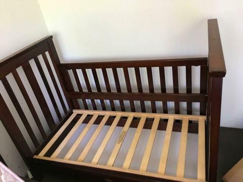Classic toddler cot with mattress