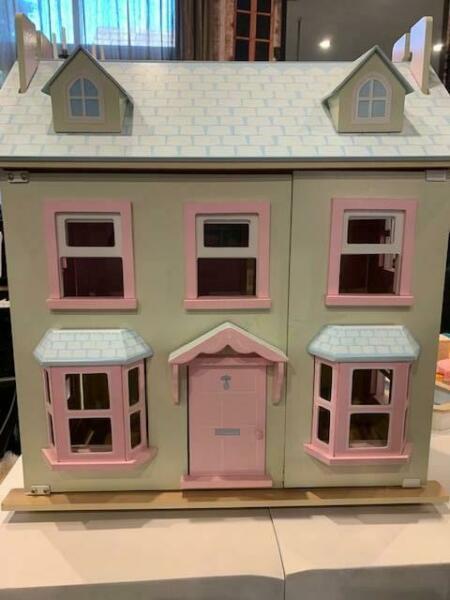 Le Toy Van Doll House