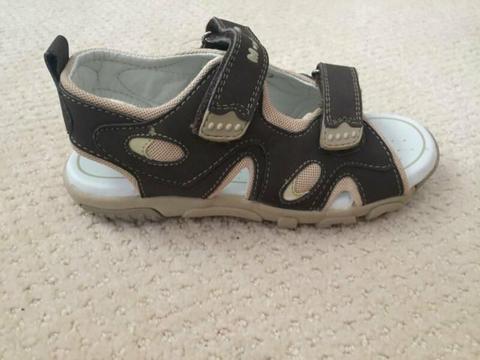 NEW Munckin Boy's Shoe