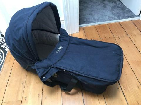 Mountain Buggy carrycot / bassinet