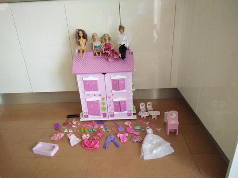 Doll house and extras