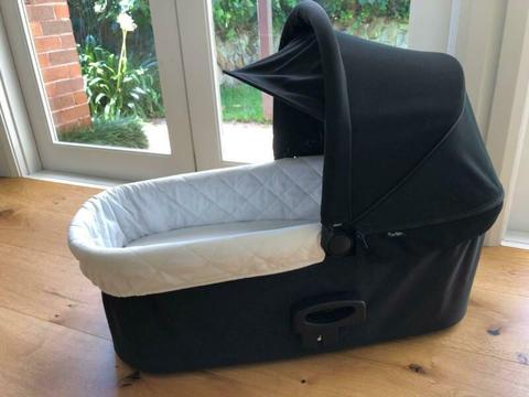 Baby Jogger Deluxe Bassinet Black - excellent, near new condition