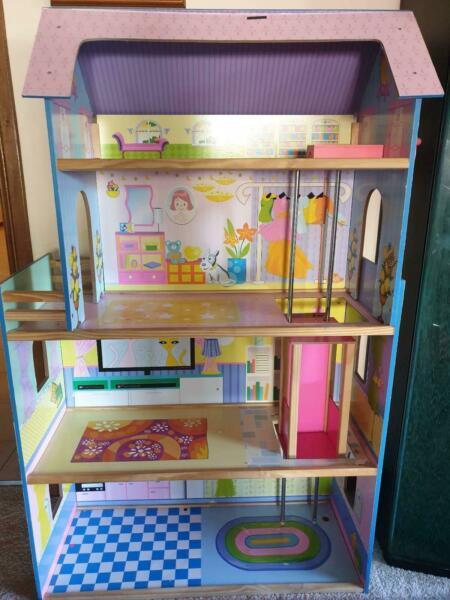 Kids doll house