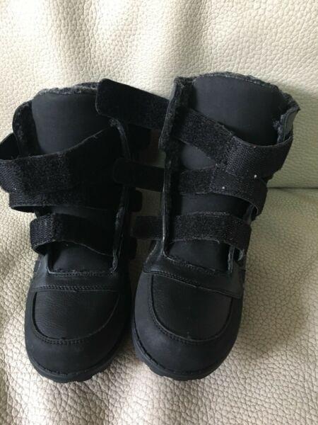 Boys high top winter boots size 5 (10-11 yrs old)