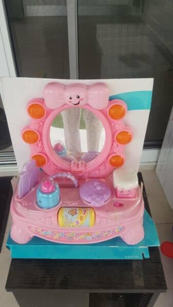 TODDLERS PLAY BEAUTY TABLE - NEW