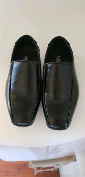 Boys dress shoe size 25 (size 9-10 Australian age 3) for sale