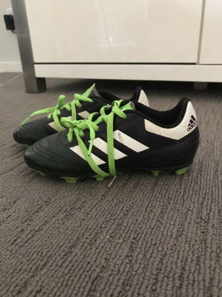 Kids adidas footy boots size 1