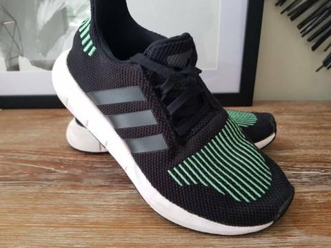 Boys Adidas Originals swift run shoes Size US 5