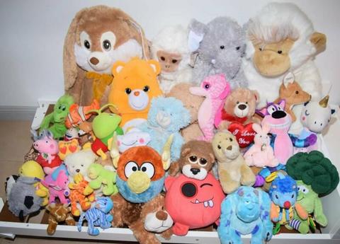 Over 40 huge and small plush toys great like new