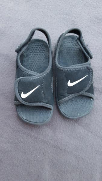 Nike Toddler size 5 Sandles