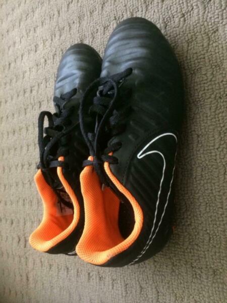 Soccer boots Size 1US