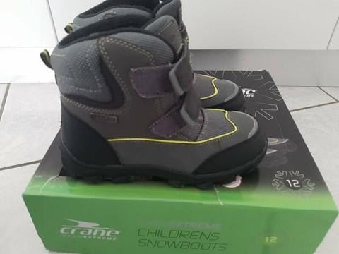 Childrens snowboots size 12, brand new in the box