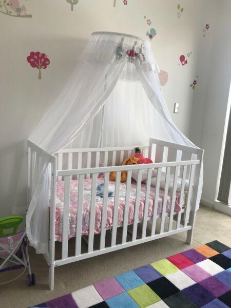 cot with (baby kingdom canopy )